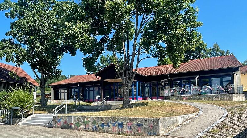 Blick auf den Kindergarten, der vor einigen Jahren umfassend saniert wurde, mit dem Eingangsbereich und den Gruppenräumen.