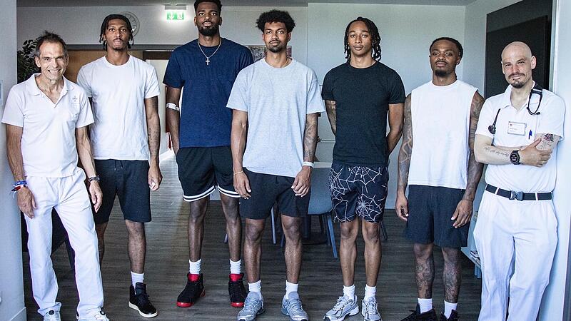 Beim Medizincheck der Bamberg Baskets, von links: Prof. Dr. Dieter Ropers, Demarcus Demonia, EJ Onu, Ibrahim Watson, Austin Crowley, Cobe Williams, Dr. Michael Eichler.