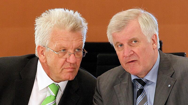 Die Zeichen stehen auf Annäherung zwischen Schwarz-Grün. Zuletzt wurde das deutlich bei der Verabschiedung des grünen Länderchefs Winfried Kretschmann, dem der schwarze Ex-Länderchef Seehofer großes Lob zollte. Die Zeichen stehen auf Annäherung zwischen Schwarz-Grün. Zuletzt wurde das deutlich bei der Verabschiedung des grünen Länderchefs Winfried Kretschmann, dem der schwarze Ex-Länderchef Seehofer großes Lob zollte.