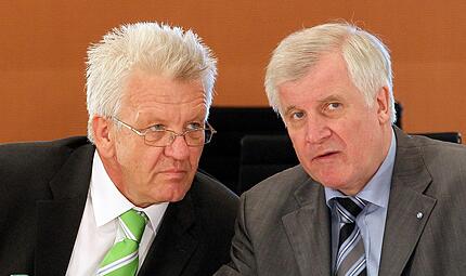 Die Zeichen stehen auf Annäherung zwischen Schwarz-Grün. Zuletzt wurde das deutlich bei der Verabschiedung des grünen Länderchefs Winfried Kretschmann, dem der schwarze Ex-Länderchef Seehofer großes Lob zollte. Die Zeichen stehen auf Annäherung zwischen Schwarz-Grün. Zuletzt wurde das deutlich bei der Verabschiedung des grünen Länderchefs Winfried Kretschmann, dem der schwarze Ex-Länderchef Seehofer großes Lob zollte.