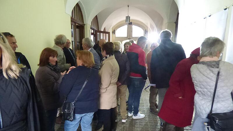 Am 22. Oktober konnten die Bürger sich zum zweiten Mal vor Ort selbst ein Bild vom Pfarrhaus und den Plänen machen.Forchheim & Fränkische Schweiz Am 22. Oktober konnten die Bürger sich zum zweiten Mal vor Ort selbst ein Bild vom Pfarrhaus und den Plänen machen.Forchheim & Fränkische Schweiz