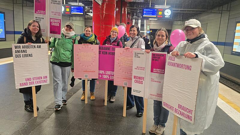 Einige Beleghebammen des Bamberger Klinikums beteiligten sich in München an den bundesweiten Protesten gegen den neuen Hebammenhilfevertrag.