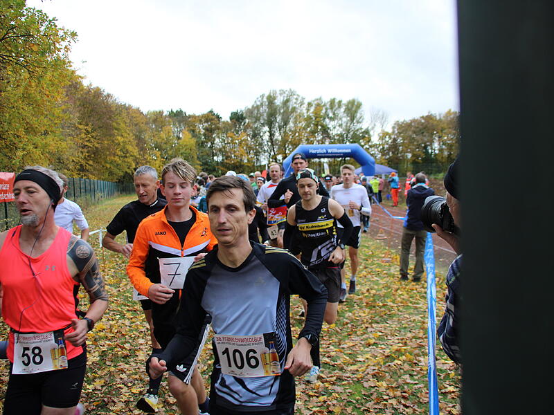 Trotz nasskaltem Herbstwetter lie&szlig;en sich die Sportler den Spa&szlig;  beim 38. Frankenwaldlauf der LG Ludwigschorgast nicht vermiesen.