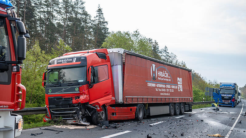 Eine Autofahrerin krachte am Mittwochmorgen frontal in einen entgegenkommenden Lastwagen.