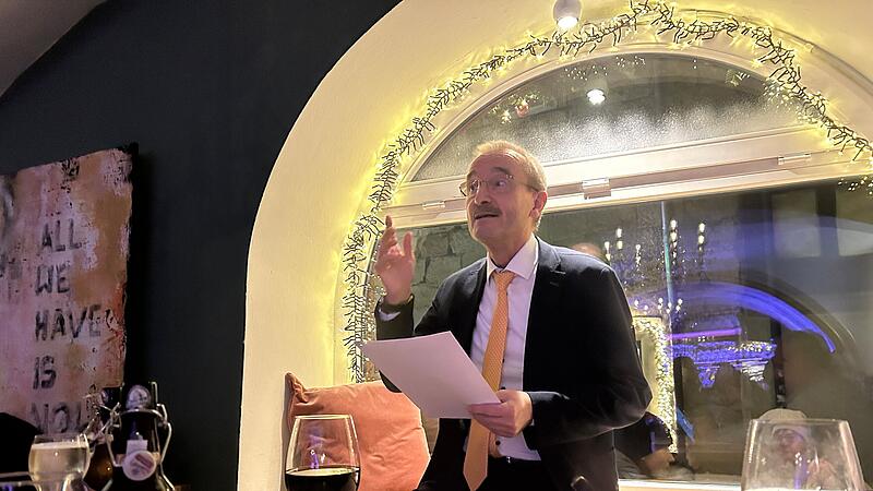 Winterzaubernacht 2024 in Coburg &ndash; hier: Zweiter B&uuml;rgermeister Hans-Herbert Hartan liest in der Weinbar Bridgets