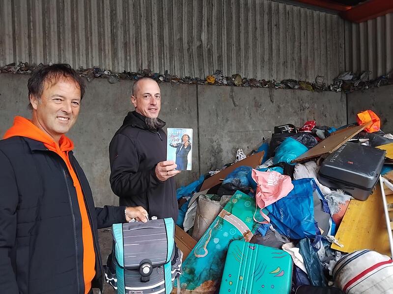 Norbert Scholz (Abteilungsleiter Stadtreinigung) und Johannes Balk (Hauptabteilungsleiter Stadtreinigung) zeigen den wilden Müll des letzten Monats