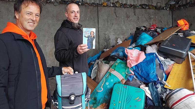 CEB: Wilder Müll gerät außer Kontrolle Norbert Scholz (Abteilungsleiter Stadtreinigung) und Johannes Balk (Hauptabteilungsleiter Stadtreinigung) zeigen den wilden Müll des letzten Monats