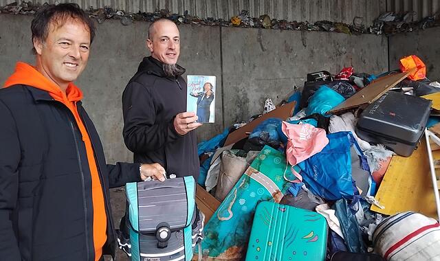 CEB: Wilder Müll gerät außer Kontrolle Norbert Scholz (Abteilungsleiter Stadtreinigung) und Johannes Balk (Hauptabteilungsleiter Stadtreinigung) zeigen den wilden Müll des letzten Monats
