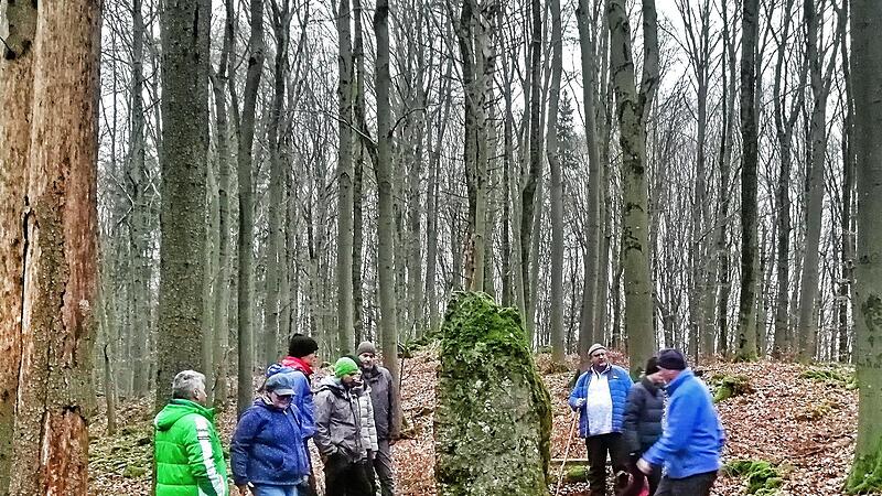 Auf der Rundwanderung ging es zum Röthelfels und zu einem Gedenkstein. Auf der Rundwanderung ging es zum Röthelfels und zu einem Gedenkstein.