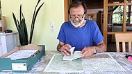 Helmut Böhnlein aus Knellendorf hatte auf seiner Wanderung rund ein Kilogramm an Kartenmaterial dabei.