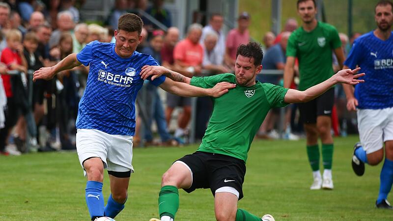 Der Rattelsdorfer Jeffry Stade (blau) ist nicht in den Griff zu bekommen . Hier versucht Neukenroths Lukas W&auml;cker, mit einer Gr&auml;tsche an den Ball zu kommen. Der Rattelsdorfer Top-Torj&auml;ger ist gef&uuml;rchtet unter der Konkurrenz. Der TSV Neukenroth hat...