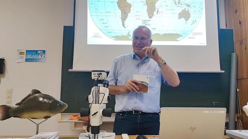 Martin Oberle bei seinem Vortrag über die Karpfenzucht in Höchstadt Martin Oberle bei seinem Vortrag über die Karpfenzucht in Höchstadt