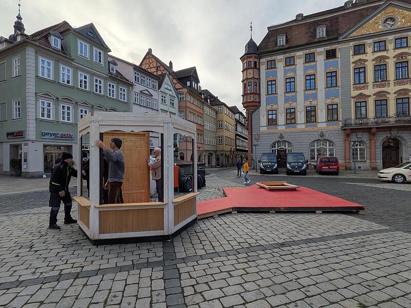 Die ersten Buden f&uuml;r den Weihnachtsmarkt werden aufgebaut.