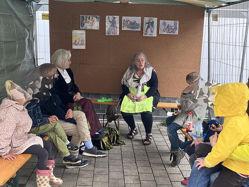 Sandra Klopf aus Rothhausen erzählte den Kindern unter einem vom Bauhof errichteten Dach mit Bänken bekannte Märchen.