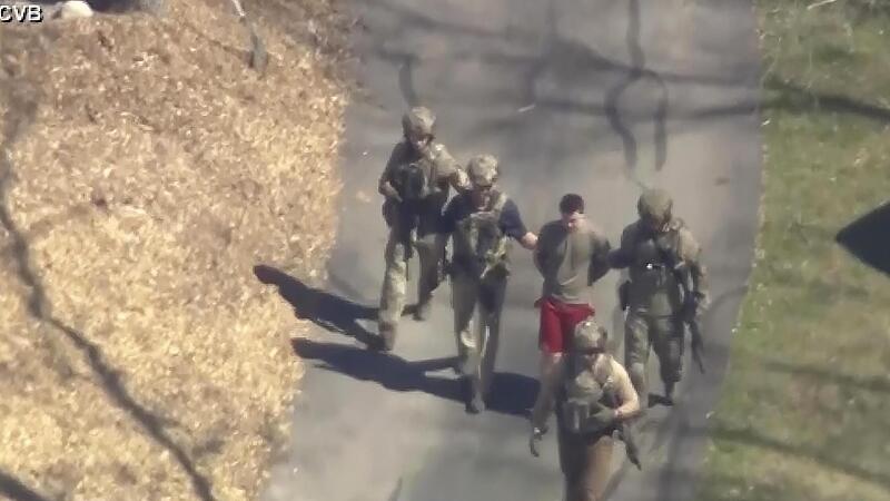 Dieses Bild aus einem von WCVB-TV zur Verf&uuml;gung gestellten Video zeigt den 21-J&auml;hrigen in T-Shirt und Shorts, der von bewaffneten Einsatzkr&auml;ften in Gewahrsam genommen wird.