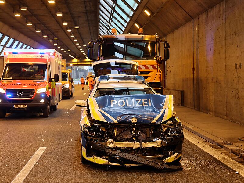 Unfall mit Streifenwagen bei Verfolgungsfahrt auf Autobahn 3 Unfall mit Streifenwagen bei Verfolgungsfahrt auf Autobahn 3