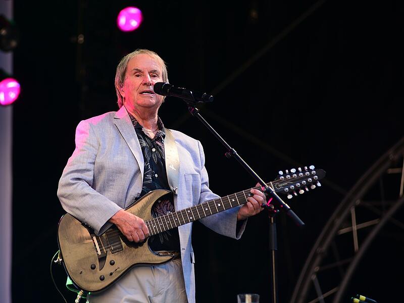 Chris de Burgh trat am Sonntagabend auf der Plassenburg ohne Band auf. Sein Solo-Programm berührte die vielen Besucher. Chris de Burgh trat am Sonntagabend auf der Plassenburg ohne Band auf. Sein Solo-Programm berührte die vielen Besucher.