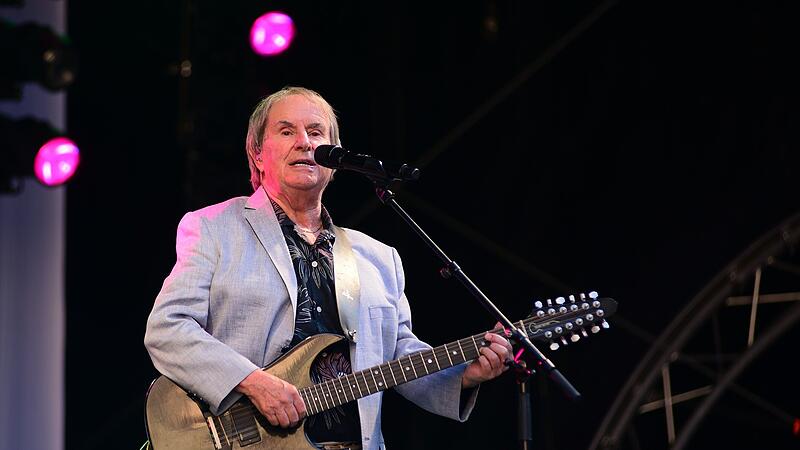 Chris de Burgh trat am Sonntagabend auf der Plassenburg ohne Band auf. Sein Solo-Programm berührte die vielen Besucher. Chris de Burgh trat am Sonntagabend auf der Plassenburg ohne Band auf. Sein Solo-Programm berührte die vielen Besucher.