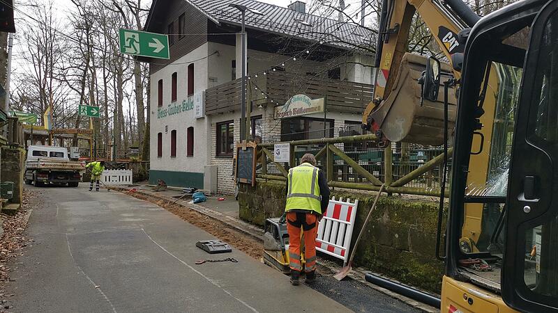 Direkt vor dem Eingang des Eichhorn-Kellers befindet sich eine der Baugruben der Stadtwerke.