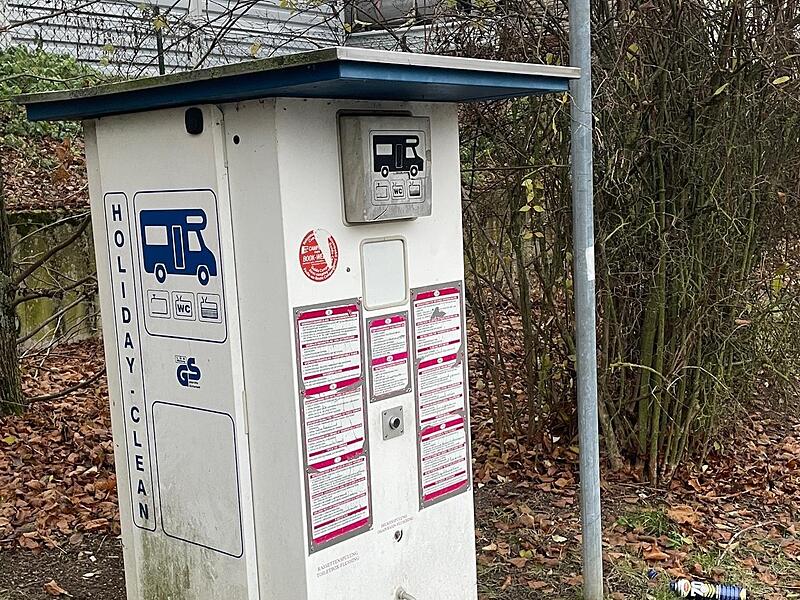 Die Servicesäule am Wohnmobilstellplatz wird immer wieder missbräuchlich genutzt. Ob sich die Ersparnis beim Wasserzapfen mit dem Transport per Auto wirklich rechnet?