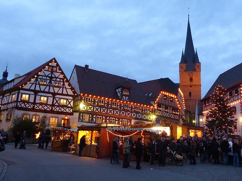 Wunderschön ist in der Dämmerung auch der Zeiler Weihnachtsmarkt. Die Hauptstraße ist gesperrt, am Sonntag stehen hier außerdem Marketender aus nah und fern.