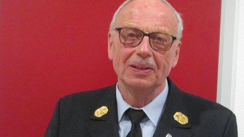 Kreisbrandinspektor Peter Sell wurde zum Ehrenmitglied ernannt.