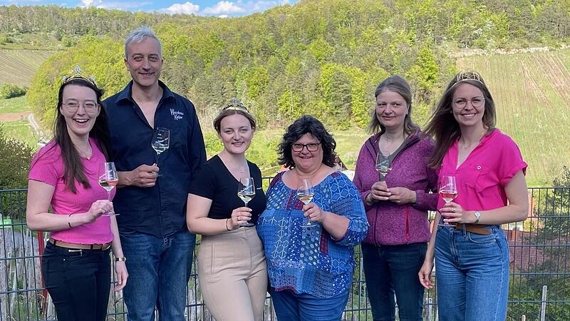 Hoher Besuch im Weingut Keller: (von links) die Fränkische Weinkönigin Lisa Lehritter, Rainer Keller, Weinprinzessin Linda Keller, Kräuterführerin Martina Keller,  Karin Keller und die Deutsche Weinkönigin Eva Brockmann.