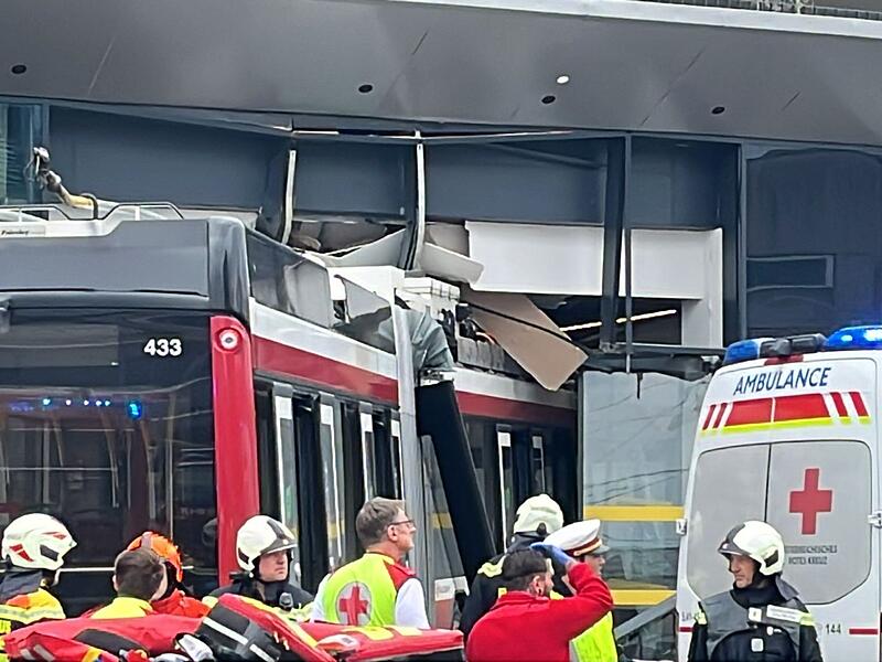 Bus f&auml;hrt in Supermarkt in Salzburg