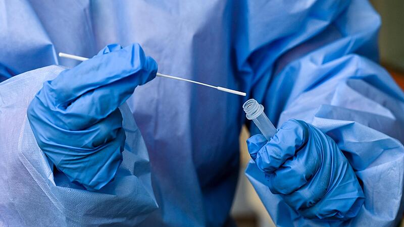 Labor-Untersuchungen auf die Omikron-Variante dauern sehr lange.