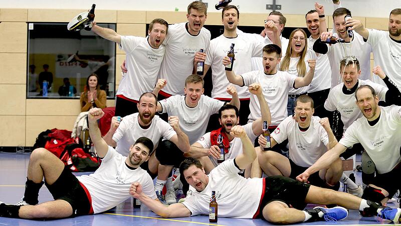 Die Spieler des VC Eltmann feiern zusammen mit ihrem Trainer-Gespann Christian Kranz und Co Felix Reschke (hinten, ab Dritten von rechts) die Meisterschaft in der Dritten Liga Ost.