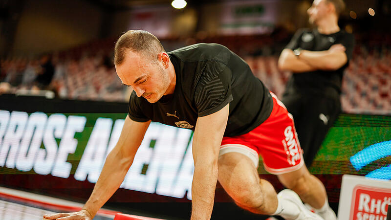 Karsten Tadda bei einer Aufw&auml;rm&uuml;bung vor einem Bamberger Heimspiel. In der kommenden Saison will der 35-J&auml;hrige wieder l&auml;nger auf dem Parkett stehen.
