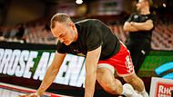Karsten Tadda bei einer Aufwärmübung vor einem Bamberger Heimspiel. In der kommenden Saison will der 35-Jährige wieder länger auf dem Parkett stehen. Karsten Tadda bei einer Aufwärmübung vor einem Bamberger Heimspiel. In der kommenden Saison will der 35-Jährige wieder länger auf dem Parkett stehen.