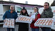 Der Kiwanis Club Kulmbach liefert 7000 Krapfen an Kulmbacher Firmen und Institutionen aus: Schon in aller Fr&uuml;h &uuml;berreichten Holger Griesenbrock (links) und Ingo Budemann (rechts) an die Fr&uuml;hschicht der Krapfenauslieferer die ersten Hiffenmark-Berl...