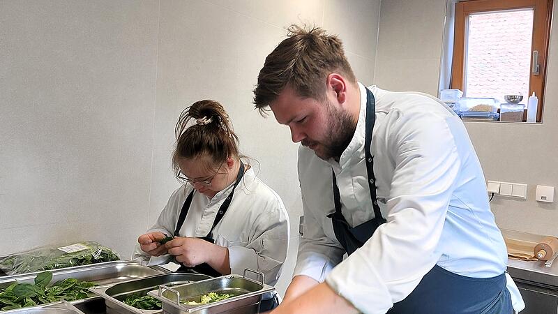 Sternekoch Domenik Alex ist begeistert von Lenas F&auml;higkeiten und nimmt sich Zeit f&uuml;r sie.