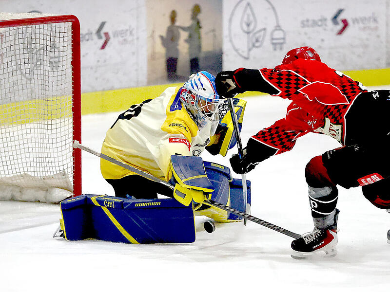 Tor f&uuml;r Ha&szlig;furt: Jano Krimmel (rechts) &uuml;berwindet Germerings Torwart Lukas Usselmann.