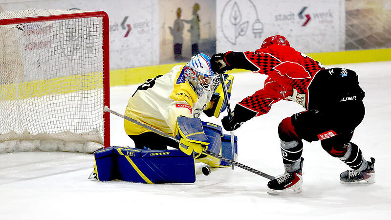 Tor f&uuml;r Ha&szlig;furt: Jano Krimmel (rechts) &uuml;berwindet Germerings Torwart Lukas Usselmann.