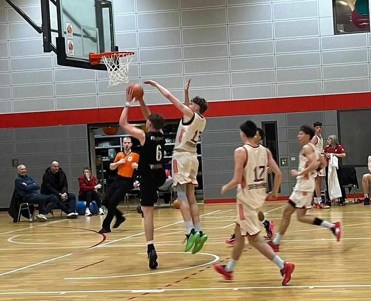 Der Bayern-Nachwuchs spielte seine k&ouml;rperliche &Uuml;berlegenheit gegen&uuml;ber den Bayreuthern nicht nur in dieser Szene aus, in der Martin Gelzinis von einem M&uuml;nchner beim Korbwurf geblockt wird.