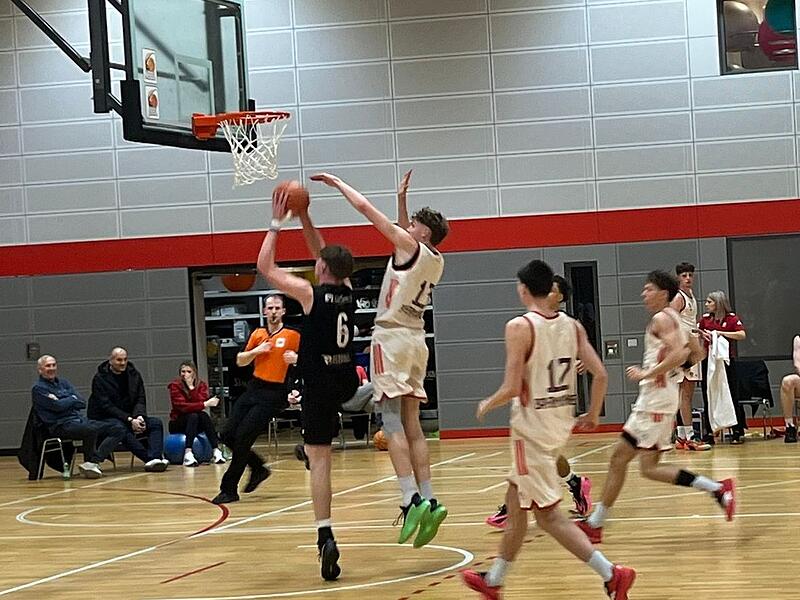 Der Bayern-Nachwuchs spielte seine k&ouml;rperliche &Uuml;berlegenheit gegen&uuml;ber den Bayreuthern nicht nur in dieser Szene aus, in der Martin Gelzinis von einem M&uuml;nchner beim Korbwurf geblockt wird.