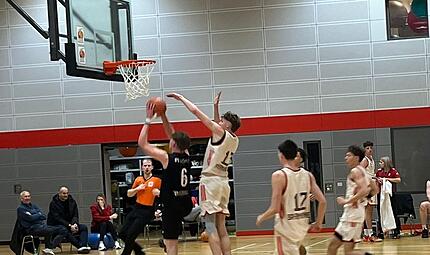 Der Bayern-Nachwuchs spielte seine k&ouml;rperliche &Uuml;berlegenheit gegen&uuml;ber den Bayreuthern nicht nur in dieser Szene aus, in der Martin Gelzinis von einem M&uuml;nchner beim Korbwurf geblockt wird.
