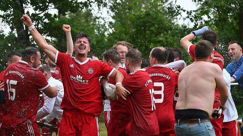 Feuchtfr&ouml;hlich: Der TSV Neuenmarkt lie&szlig; es nach dem perfekten Bezirksliga-Aufstieg ordentlich krachen.
