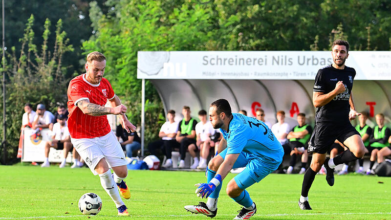 Leon Siefert (links) markierte im Hinspiel die 2:1-Führung des FSV Stadeln beim 3:2-Sieg über den FC Eintracht Bamberg um Torwart Benedikt Willert. Leon Siefert (links) markierte im Hinspiel die 2:1-Führung des FSV Stadeln beim 3:2-Sieg über den FC Eintracht Bamberg um Torwart Benedikt Willert.