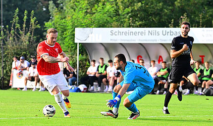 Leon Siefert (links) markierte im Hinspiel die 2:1-F&uuml;hrung des FSV Stadeln beim 3:2-Sieg &uuml;ber den FC Eintracht Bamberg um Torwart Benedikt Willert.