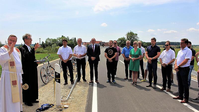 Die Pfarrer Albert Müller und Andreas Steinbauer (von links) stellten die neue Straße bei Pommersfelden unter Gottes Schutz.