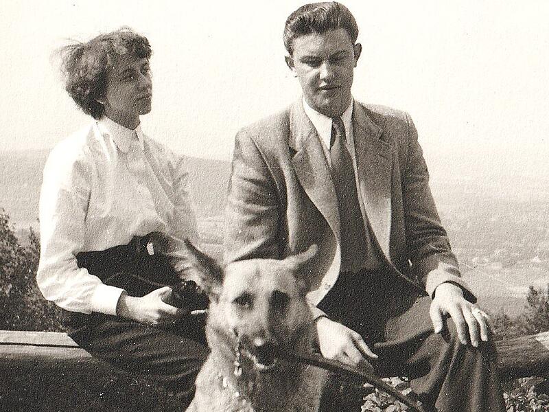 Ursula und Horst Grom mit ihrem Schäferhund Ursula und Horst Grom mit ihrem Schäferhund