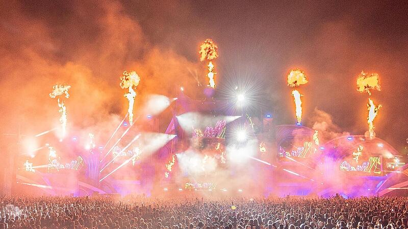 Tausende Menschen feiern im Lichtermeer in Herzogenaurach zu den lauten elektronischen Beats.