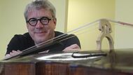 Der Cellist und Schulleiter Stephan Schultz will eine Brücke bauen zwischen der Musikschule und den Menschen. Ein Pfeiler dabei: musikalische Früherziehung. Der Cellist und Schulleiter Stephan Schultz will eine Brücke bauen zwischen der Musikschule und den Menschen. Ein Pfeiler dabei: musikalische Früherziehung.