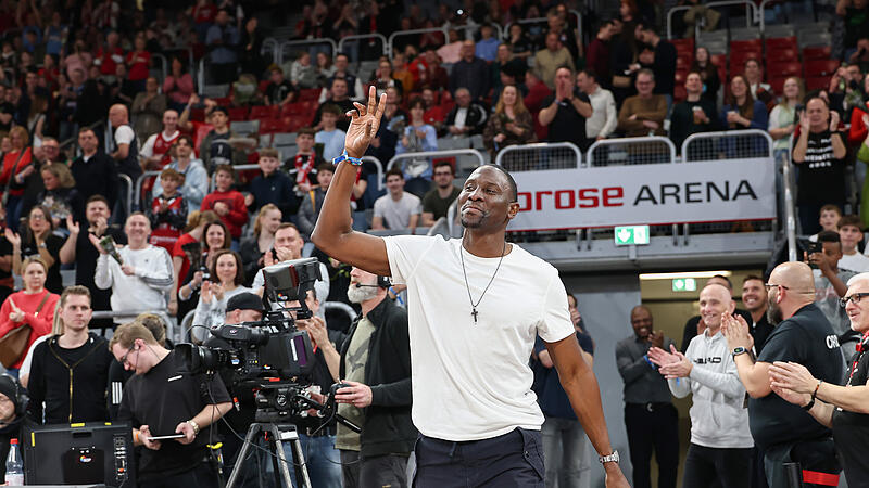 Koko Archibong bei der Vorstellung am Samstag vor dem Spiel der Bamberg Baskets gegen die Frankfurt Skyliners.