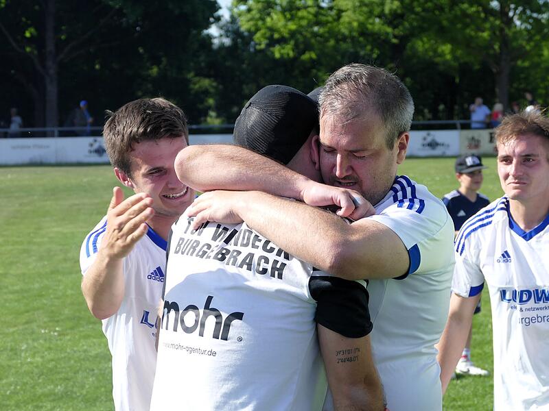 Der TSV Burgebrach bejubelt den Meistertitel in der Bezirksliga Oberfranken West nach dem 2:1 in Kemmern.TSV Burgebrach: Meister Bezirksliga West 2024/25 Der TSV Burgebrach bejubelt den Meistertitel in der Bezirksliga Oberfranken West nach dem 2:1 in Kemmern.