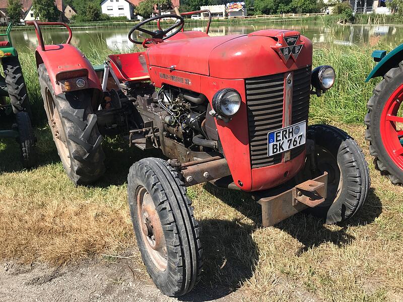 1000 Jahre Ailsbach: Die Oldtimer gl&auml;nzten und tuckerten um die Wette