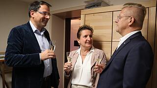 Besuch aus dem Kulmbacher Teil des „Hundeknochen“-Stimmkreises: Frank Wilzok (rechts) und Doris Leithner-Bisani stoßen in Tröstau mit dem wiedergewählten CSU-Direktkandidaten Martin Schöffel auf weitere fünf Jahre im Landtag an.